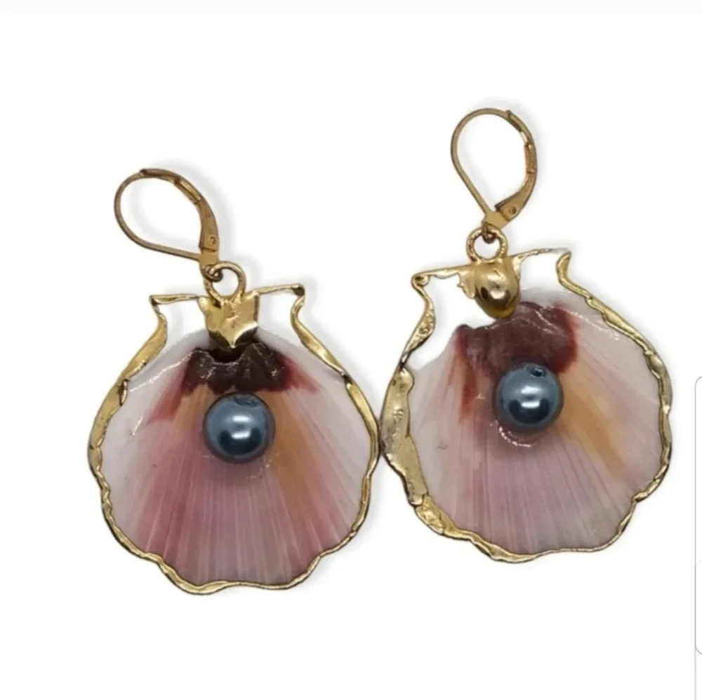 VINTAGE SEASHELL DROP EARRINGS WITH FAUX PEARLS & GOLD TRIM DETAIL